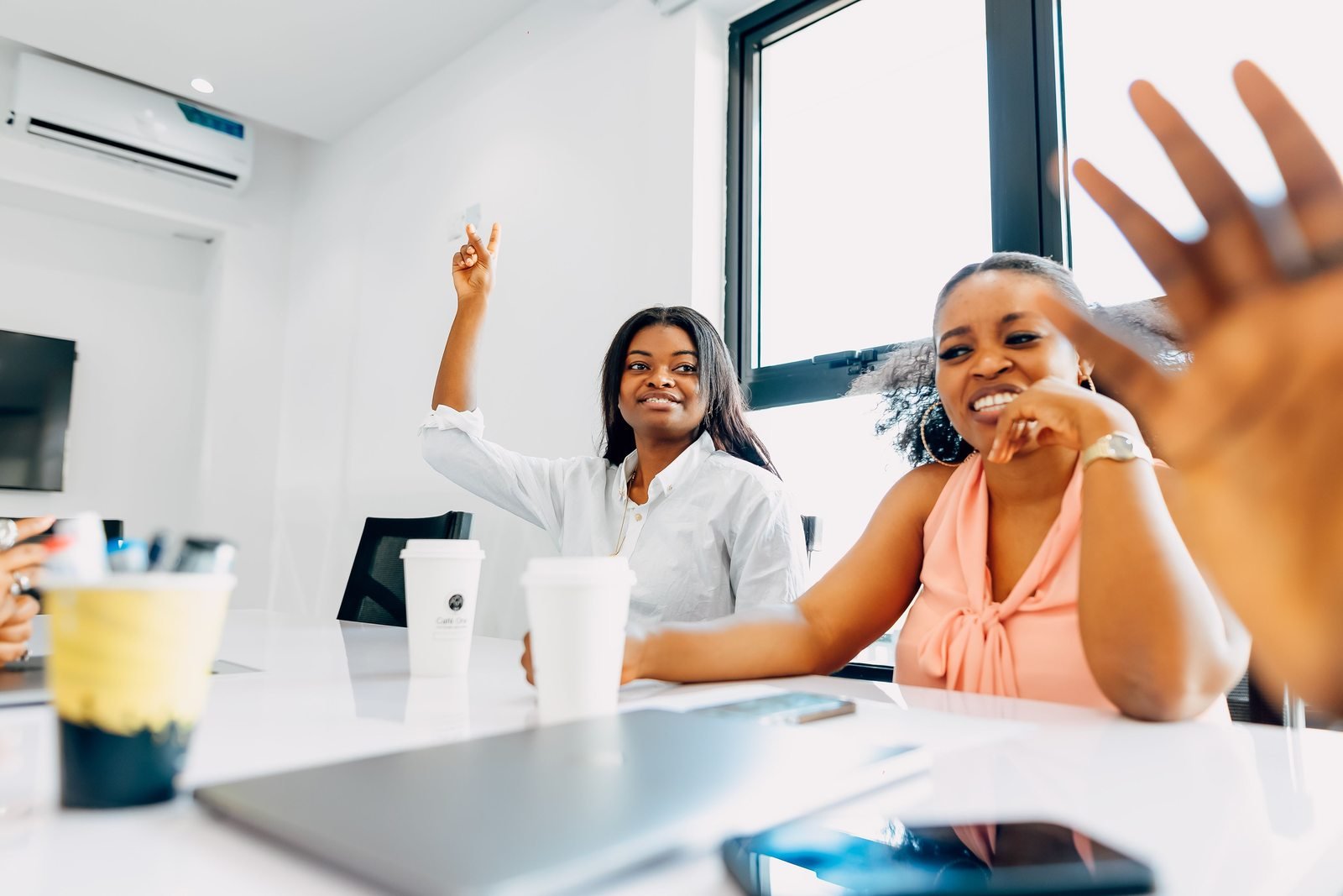 Des professionnelles participent à une réunion de travail à Lagos.